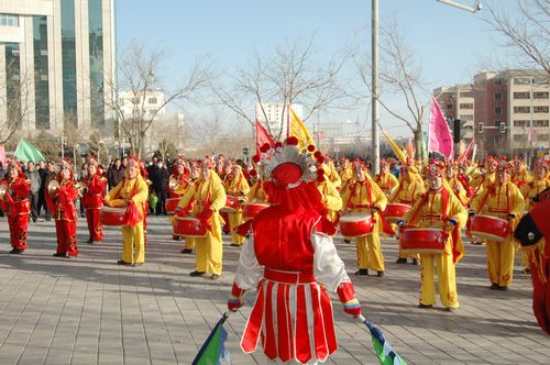 酒泉市2011年元宵節(jié)社火匯演期間，部分社火隊(duì)來公司拜年