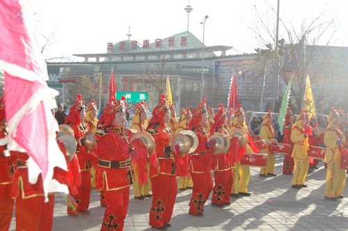 酒泉市2011年元宵節(jié)社火匯演期間，部分社火隊(duì)來公司拜年