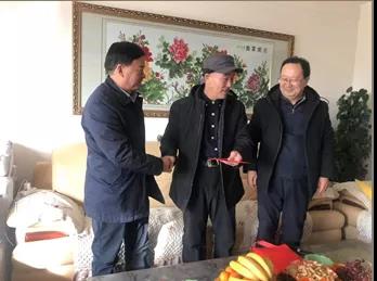 敦煌種業(yè)領(lǐng)導(dǎo)看望慰問公司老干部、老黨員及困難黨員職工