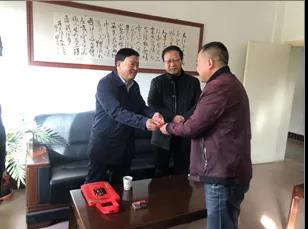 敦煌種業(yè)領(lǐng)導(dǎo)看望慰問公司老干部、老黨員及困難黨員職工